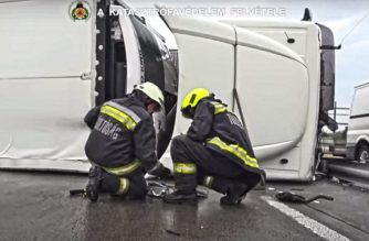 Zöldséges kamion borult az M0-áson Soroksár térségében - videóval